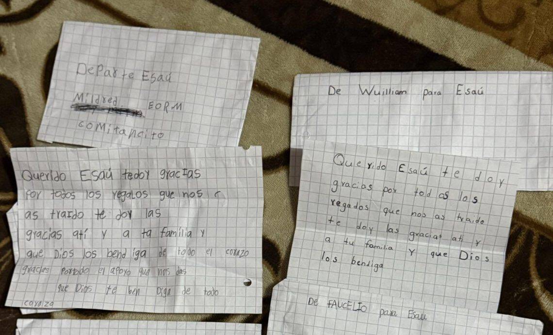 El mejor diploma de todos: las cartas de los niños de la Escuela Oficial Rural Mixta de Comitancillo, a la cual Esaú Diéguez apoya. Los pequeños le dan las gracias.