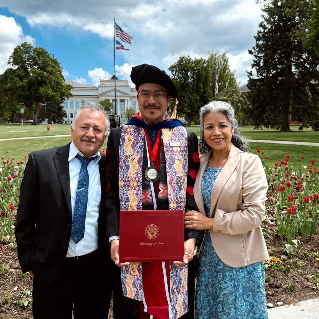 El ahora doctor Joaquín López Huertas celebró su graduación acompañado de sus padres y familiares, en la Universidad de Utah, el 2 de mayo de 2026. Luce la estola textil maya con mucha emoción y orgullo.