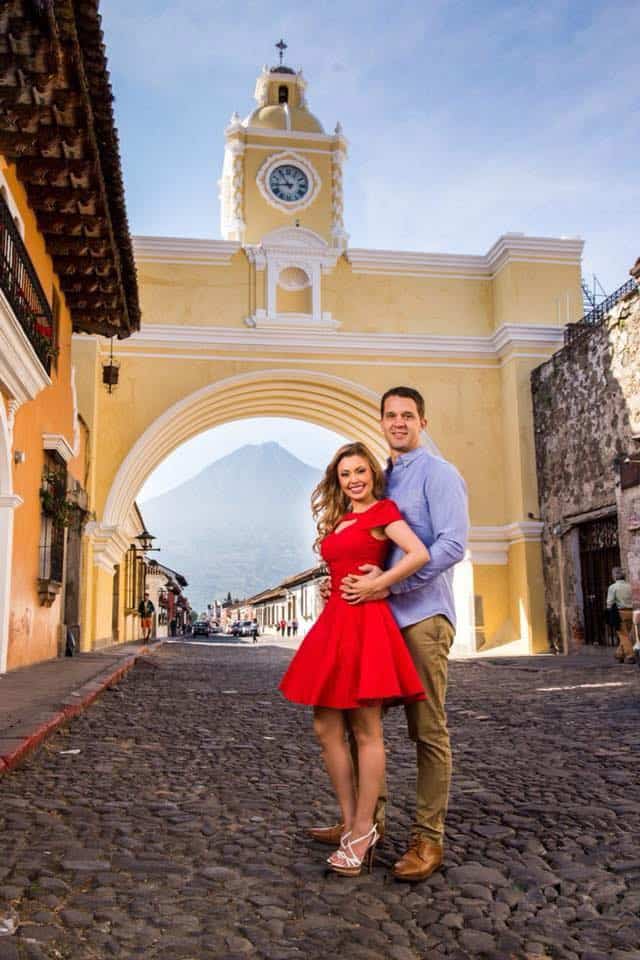 Lissette Peñate junto a su esposo Jared, quien después de su primera estadía en Canadá, comenzó a llamarla y posteriormente venía a visitarla al país. Su boda fue en Antigua Guatemala y viven felices en Waterloo, Ontario, Canadá.