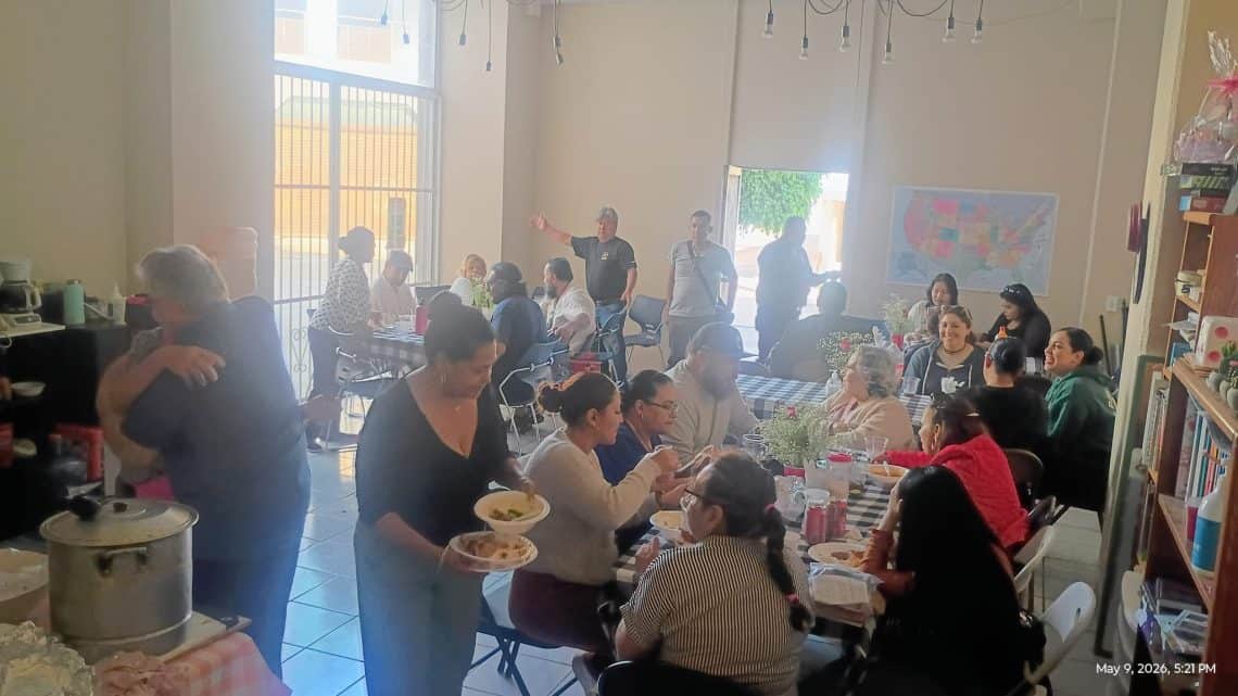 Con un espíritu de fraternidad, los voluntarios de la Red Migrante Guatemalteca sirvieron comida y compartieron un pastel con las madres albergadas en dos refugios de Tijuana, Baja California, México, el sábado 9 de mayo (Foto Red Migrante Guatemalteca)