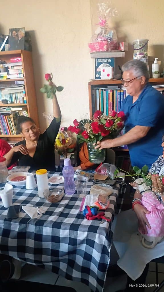Una refacción, refrescos y un pastel son cosas sencillas pero que despertaron sonrisas y también lágrimas de nostalgia (Fotos Red Migrante Guatemalteca)