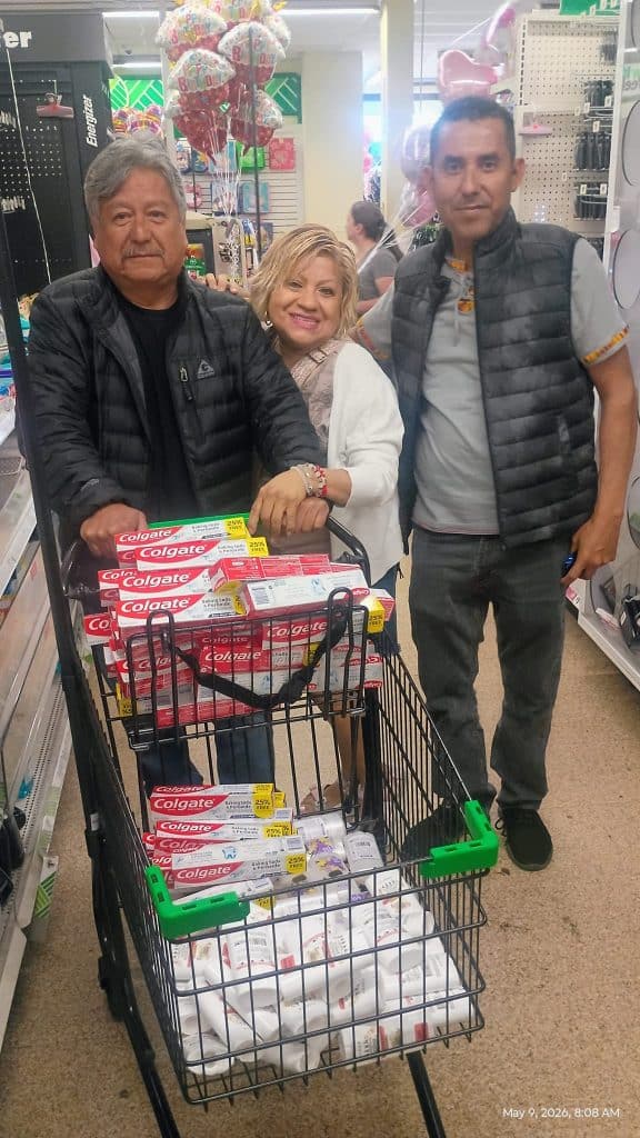 Además del agasajo, también se llevaron abarrotes útiles a las madres migrantes. Una simple pasta de dientes se convierte en una ayuda en el contexto de un refugio. (Foto Red Migrante Guatemalteca)