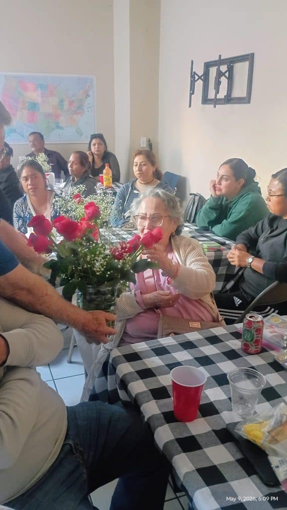 No podían faltar las rosas rojas para valorar el cariño y la abnegación de las madres migrantes. (Foto Red Migrante Guatemalteca)