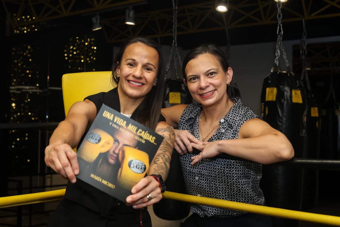 Con el apoyo incondicional de su entrenadora Marisol Rhoesa, María Micheo lanzó recientemente su libro biográfico Una vida, mil caídas, para inspirar a más mujeres y jóvenes a perseguir grandes metas superando cualquier temor.