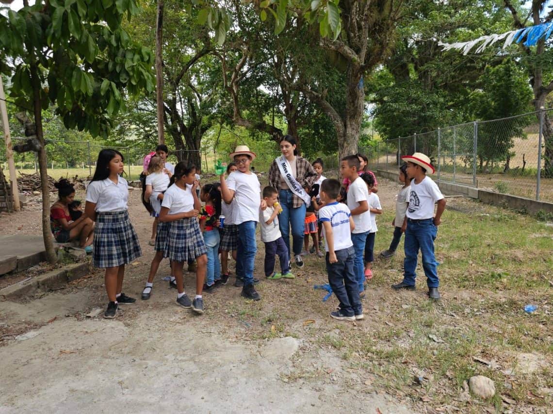 En el calor de Gualán se pudo sentir la frescura del cariño de los gualantecos migrantes que aportaron ayuda para los donativos entregados por Crystal Ivette Cabrera, quien reside en San Antonio Texas.