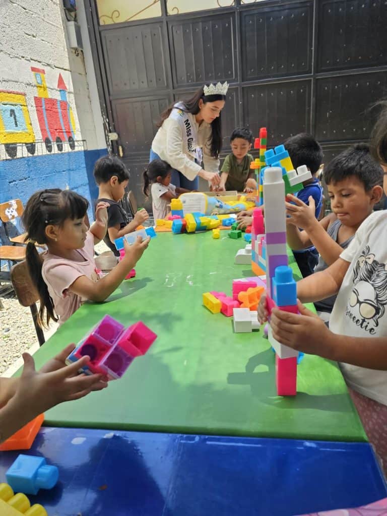 En las aulas, Krystal pudo darse cuenta del potencial de la niñez y también de las grandes carencias. Quedó motivada de gestionar más apoyo a la calidad educativa