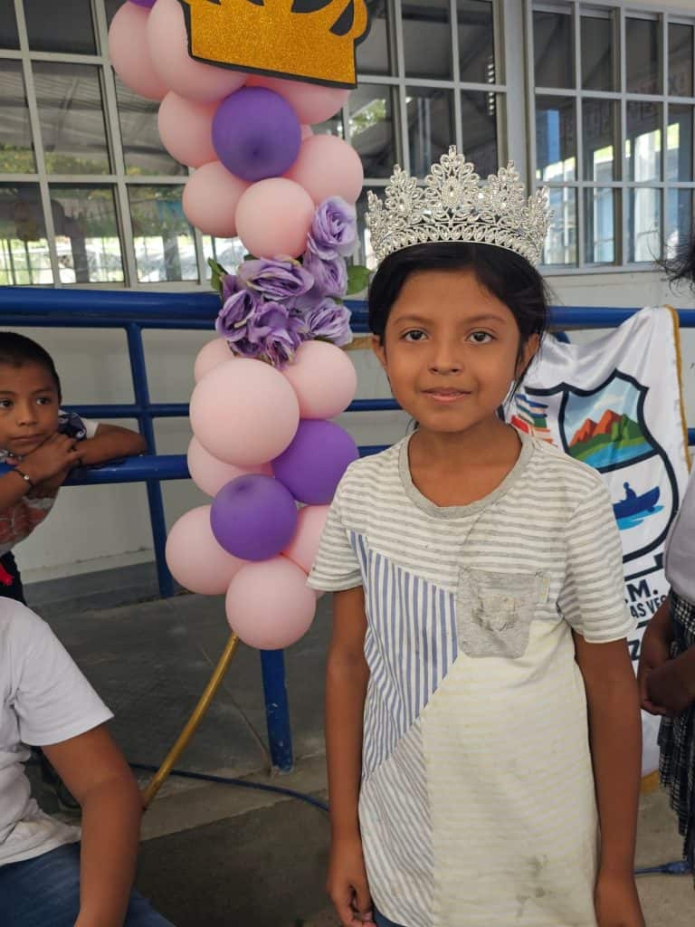 No falto el momento en que Krystal compartió la corona con niñas de las escuelas, resaltando que su inmenso valor está dentro del corazón y de la mente para ser grandes mujeres de bien.