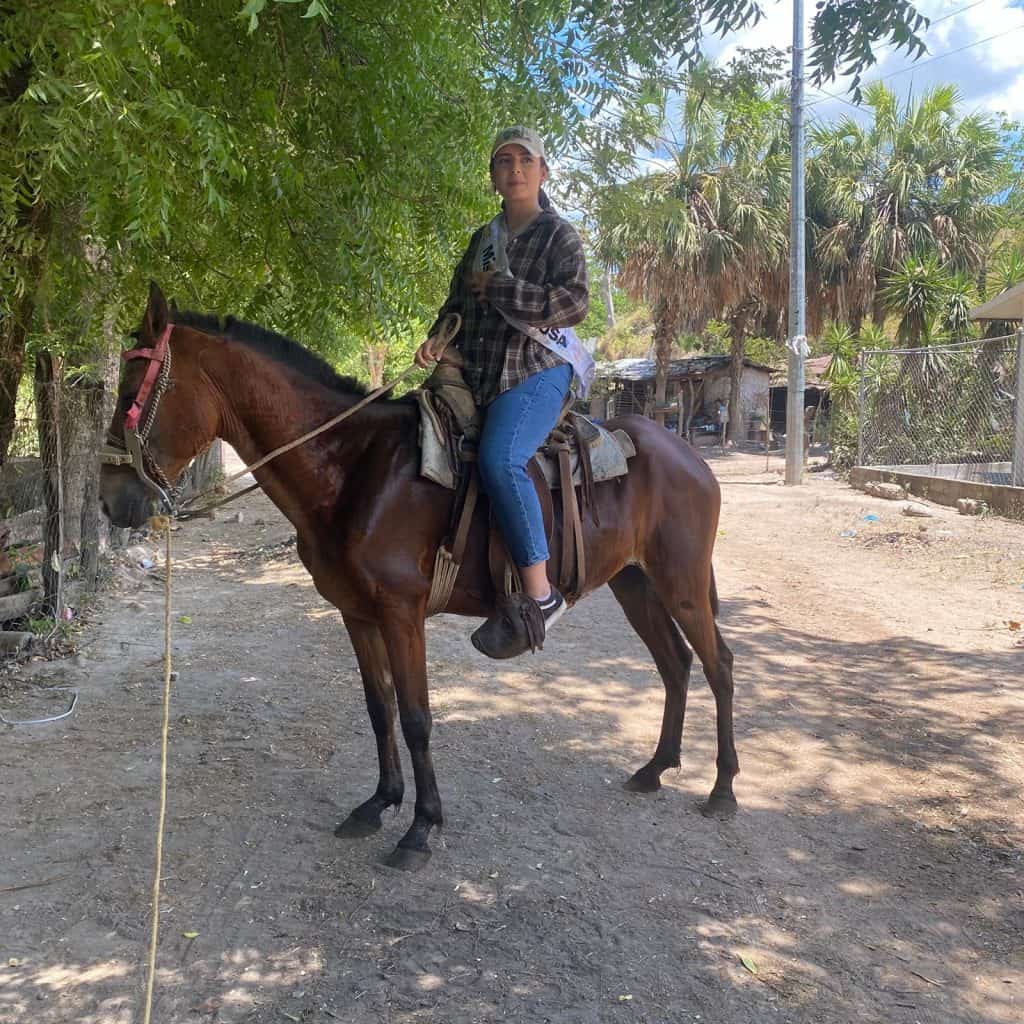 Para visitar algunas comunidades remotas del municipio de Gualán hubo que hacer uso de diversos medios de transporte, incluyendo montar a caballo. Crystal Ivette Cabrera, Miss Gualán U.S.A. tiene una corona y una solidaridad todoterreno.