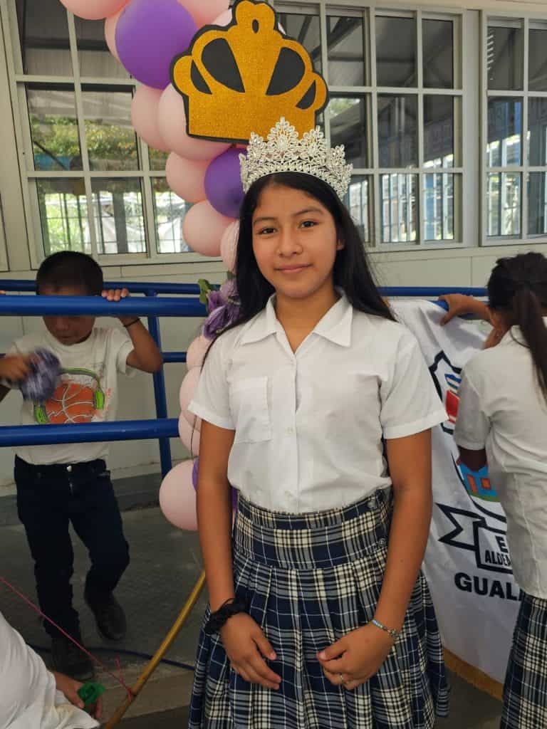 Krystal Ivette entregó donativos pero sobre todo llevó un mensaje de esperanza a la niñez y juventud de aldeas de Gualán, Zacapa, donde vivió hasta los 4 años de edad.