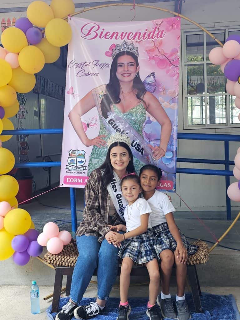 ¡Una foto! ¡Una foto! Fue un pedido frecuente durante la semana en que Crystal Ivette compartió en las comunidades educativas de Gualán.