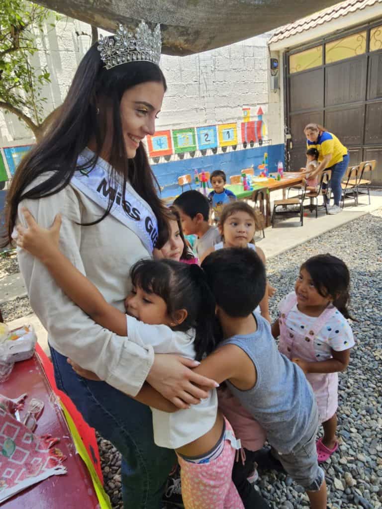 En cada aldea y en cada escuela que visitó, Crystal Cabrera, Miss Gualán U.S.A. 2026 fue recibida con emoción y cariño (Fotos cortesía Fredy López)