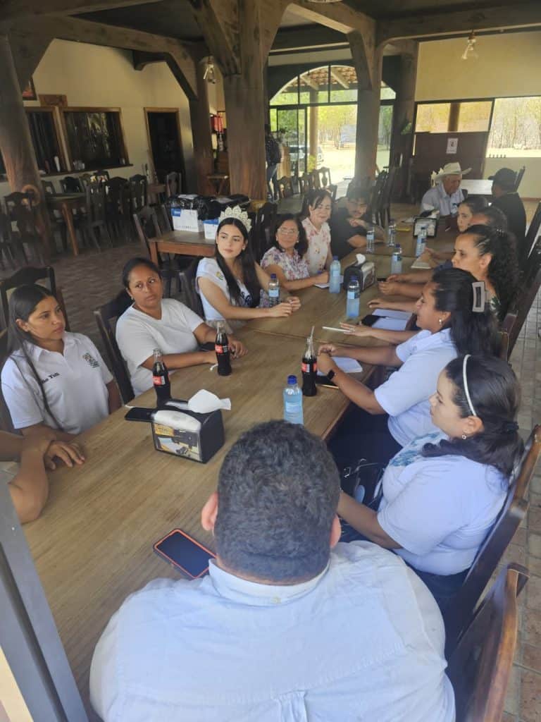 También hubo reuniones con claustros de maestros de escuelas de Gualán. Krystal respondió preguntas acerca de su vida, trayectoria y especialidad académica: la psicología.