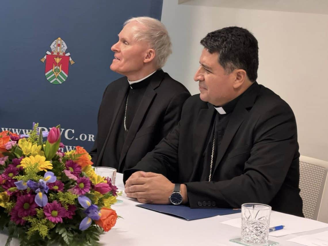 El mismo 1 de mayo la diócesis de Wheeling-Charleston dio la bienvenida al nuevo obispo migrante centroamericano Evelio Menjívar. Estuvo presente su antecesor, Mark E. Brennan, quien renunció por motivos de edad. (Foto Diócesis Wheeling-Charleston)