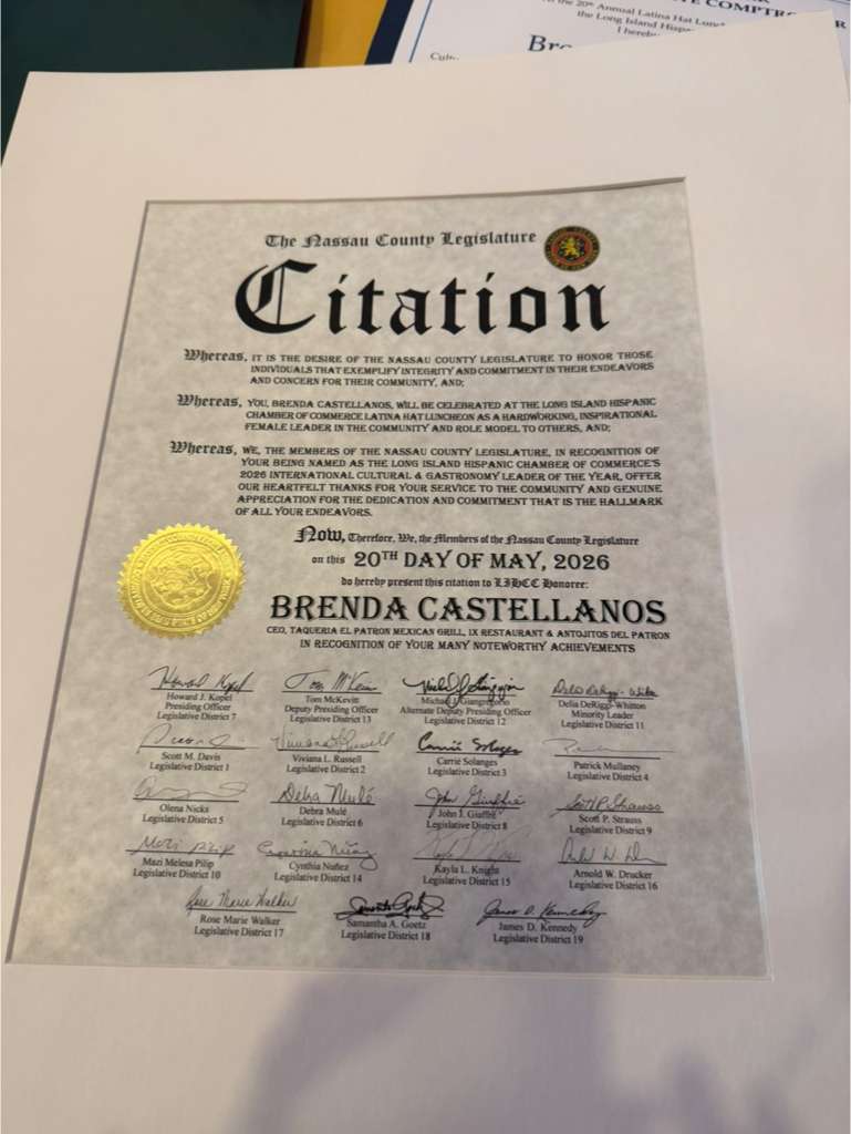 La guatemalteca Brenda Castellanos también recibió otros reconocimientos. Este es de la legislatura del condado Nassau, New York