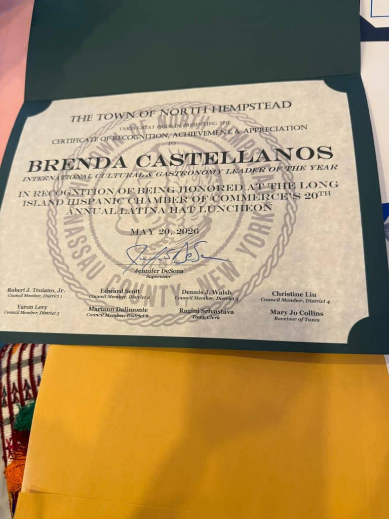 La guatemalteca Brenda Castellanos también recibió otros reconocimientos. Este es de la ciudad de North Hempstead, en homenaje y agradecimiento a los aportes y méritos.