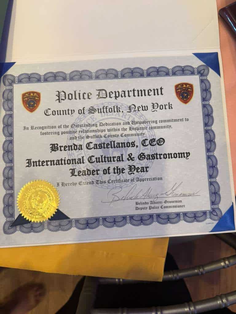 La guatemalteca Brenda Castellanos también recibió otros reconocimientos. Este es del departamento de Policía del Condado Suffolk, Nueva York
