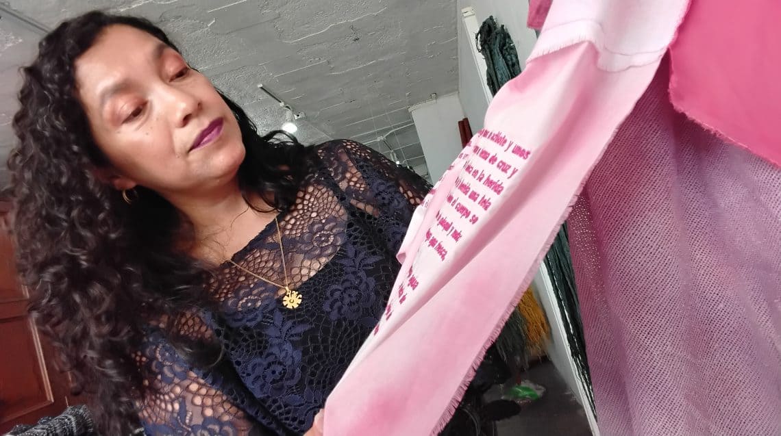 La artista guatemalteca Sandra Monterroso expone la Bienal de Sydney Australia una obra textil que utiliza tintes naturales y textos de medicina maya bordados, parecidos a estas pruebas que tiene en su estudio taller en el Centro Histórico de Guatemala. (Foto Gustavo Montenegro)