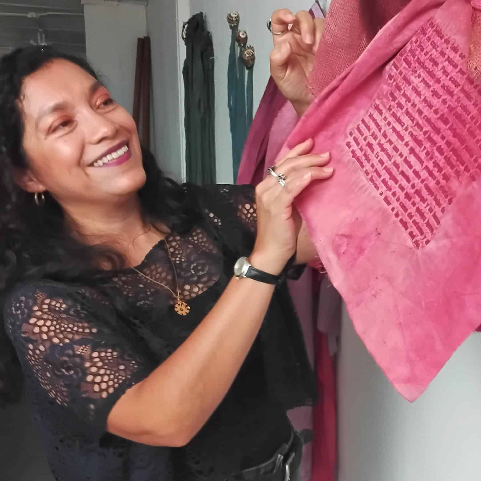 Medicina maya tejida con identidad expone la guatemateca Sandra Monterroso en Bienal de Arte de Sydney