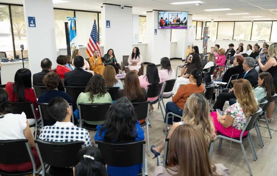El foro Transformando vidas, en el Consulado de Guatemala en Houston, organizado por la Fundación Binacional Vida y Luz tuvo un lleno completo para difundir un mensaje de proactividad, esperanza y acción positiva en comunidades de Estados Unidos y tambien en Centro América y México.
