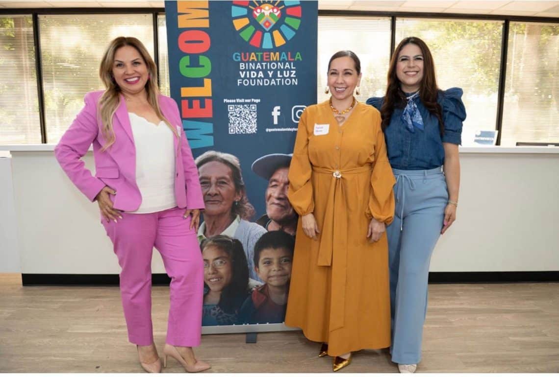 Silvia Orantes, migrante guatemalteca, fundadora y CEO de la Fundación Binacional Vida y Luz, de rosado, junto a dos de las expositoras en el evento. (SI DESEAS CONOCER LA HISTORIA DE SILVIA ORANTES, CLIC EN LA FOTO)