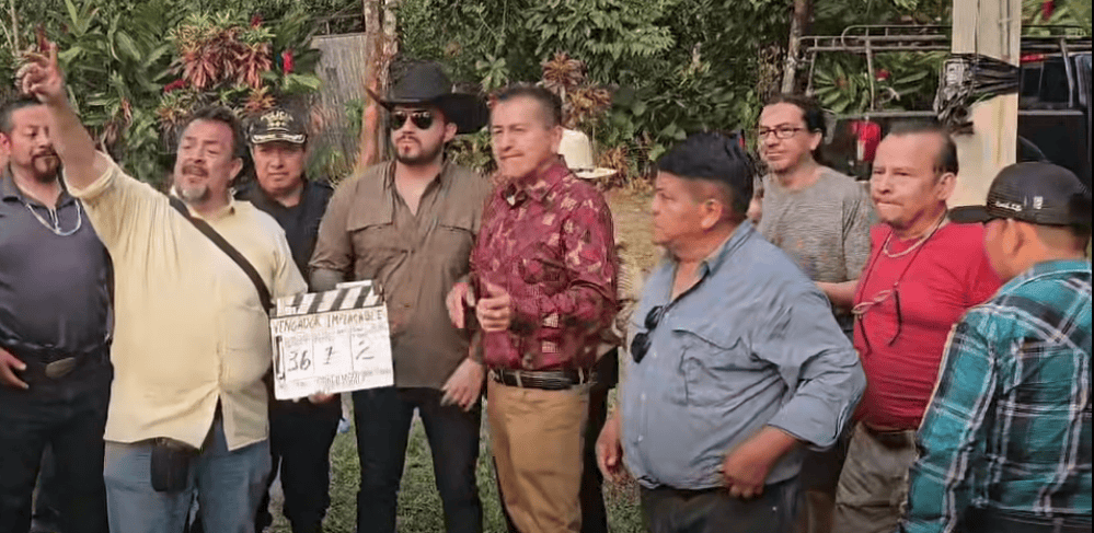 Todo el elenco de la película El Vengador Implacable celebró en marzo el final de la filmación. El estreno se programó para mayo. Si deseas ver la película, clic en la imagen.