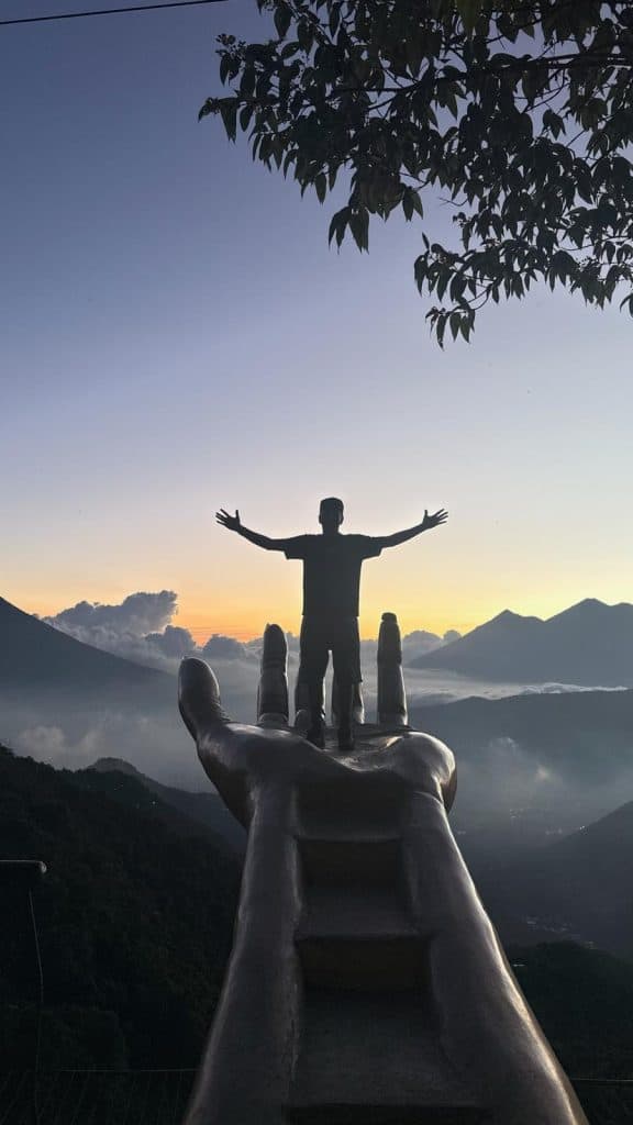 "Ver a muchas familias migrantes vivir con miedo me impulsa a querer ayudar y por eso elegí la carrera de abogado": Cristian de León, graduado de High School, de padre guatemalteco y madre mexicana. Imagen de su visita a Guatemala en 2023.