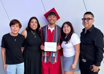 cristian de leon graduado de high school en minesota de familia migrante guatemalteca y mexicana 6