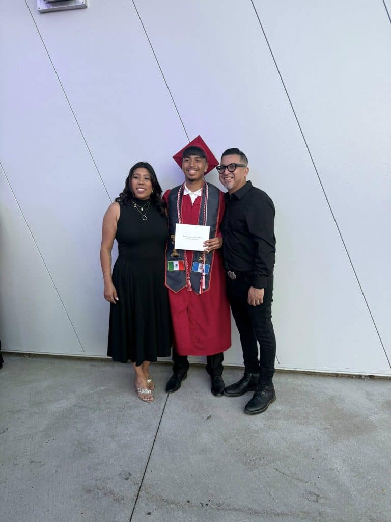 Karen y Cristian de León posan con alegría junto a su hijo graduado de High School, Cristian de León, quien ya fue admitido a la Universidad de Minnesota donde estudiará derecho. (Foto cortesía familia De León)