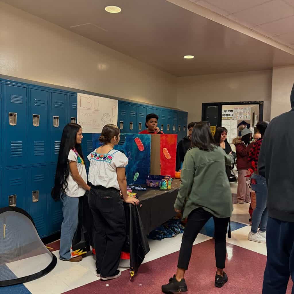 Las evaluaciones de conocimientos accesibles a idiomas maternos de estudiantes migrantes permiten reforzar conocimientos sin dejar de estimular el aprendizaje de inglés, necesario para la adaptación a la vida económica y social en Estados Unidos de millones de estudiantes migrantes.