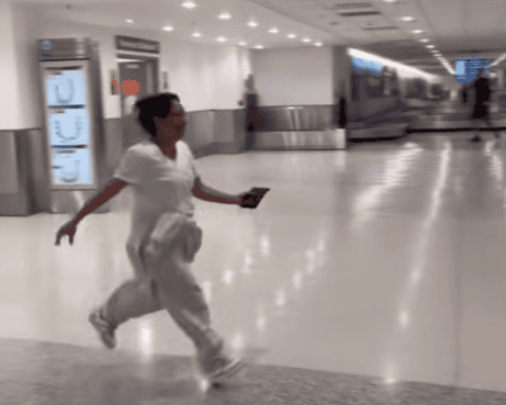 El conmovedor momento en que la migrante guatemalteca Olga Pérez corre al ver a sus cuatro hijos que la esperaban en el aeropuerto, tras siete meses detenida en Arizona. Si deseas ver el video clic en la imagen.