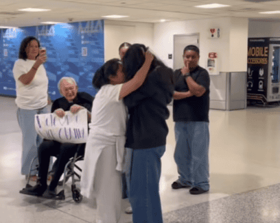 El conmovedor momento en que la migrante guatemalteca Olga Pérez corre al ver a sus cuatro hijos que la esperaban en el aeropuerto, tras siete meses detenida en Arizona. Si deseas ver el video clic en la imagen.