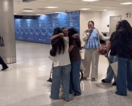El conmovedor momento en que la migrante guatemalteca Olga Pérez corre al ver a sus cuatro hijos que la esperaban en el aeropuerto, tras siete meses detenida en Arizona. Si deseas ver el video clic en la imagen.