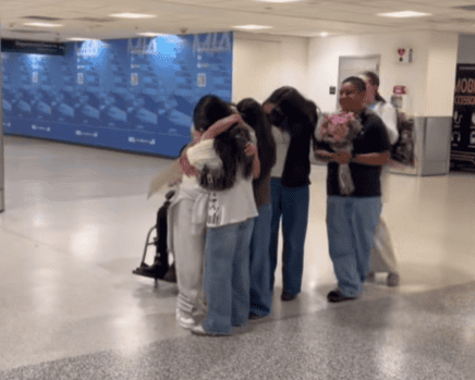 El conmovedor momento en que la migrante guatemalteca Olga Pérez corre al ver a sus cuatro hijos que la esperaban en el aeropuerto, tras siete meses detenida en Arizona. Si deseas ver el video clic en la imagen.