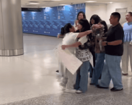 El conmovedor momento en que la migrante guatemalteca Olga Pérez corre al ver a sus cuatro hijos que la esperaban en el aeropuerto, tras siete meses detenida en Arizona. Si deseas ver el video clic en la imagen.