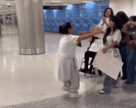 El conmovedor momento en que la migrante guatemalteca Olga Pérez corre al ver a sus cuatro hijos que la esperaban en el aeropuerto, tras siete meses detenida en Arizona. Si deseas ver el video clic en la imagen.