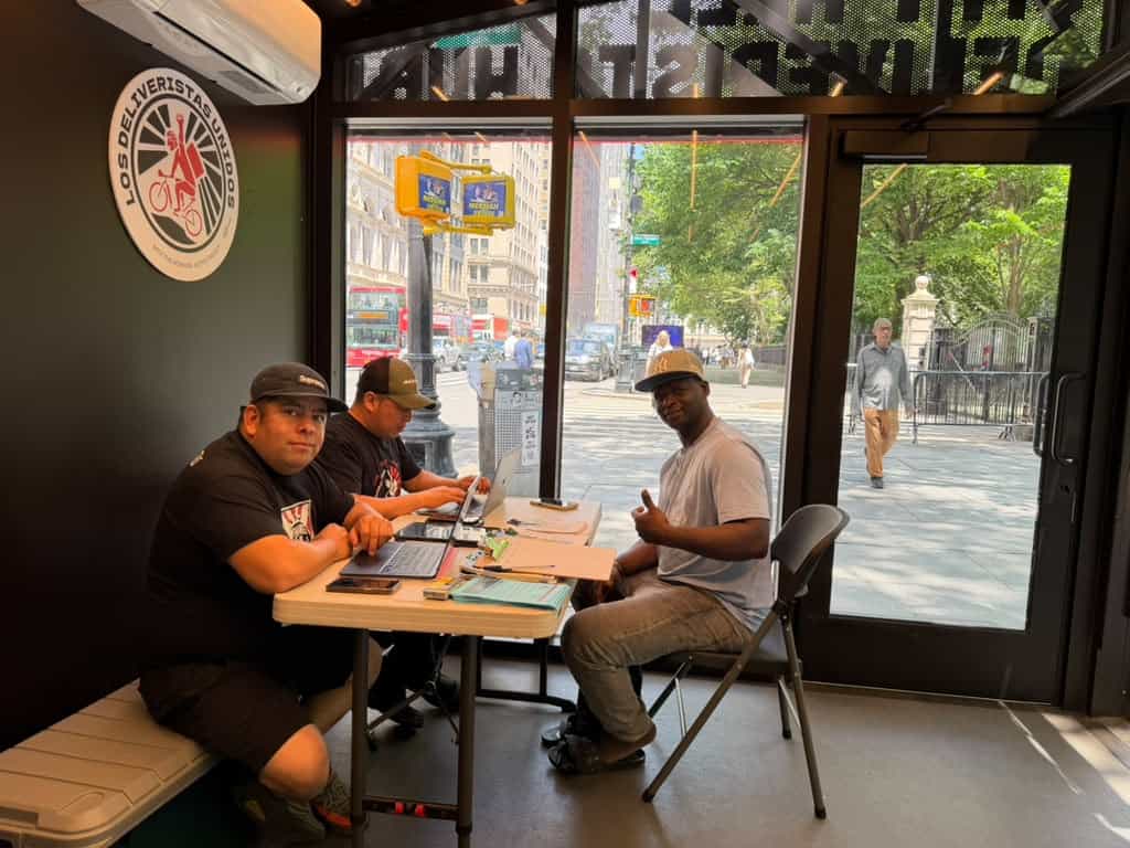 El delivery hub es un espacio digno para descansar un momento, cargar las baterías o esperar pedidos, en el City Hall Park de Nueva York.