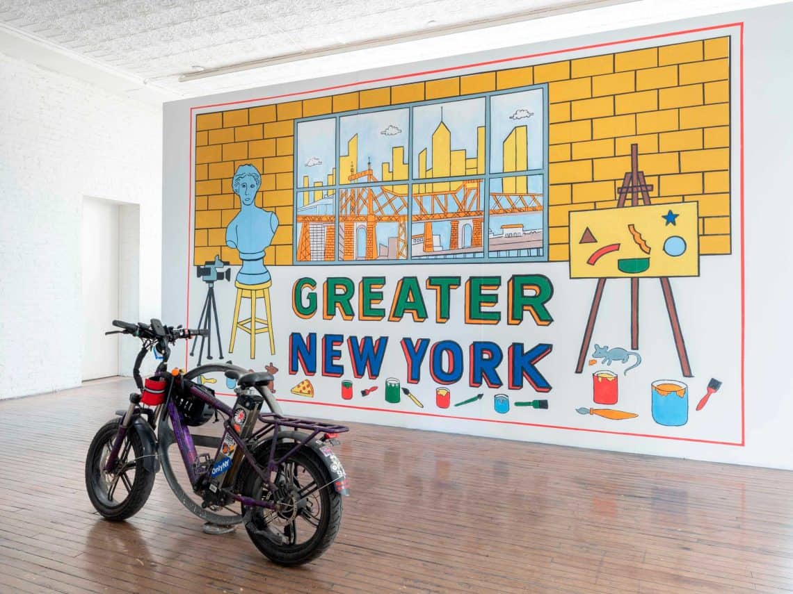 En el vestíbulo de la exposición Greater Nueva York, del artista Fields Harrington, figura la bicicleta de Gustavo Ajché como un objeto que testimonia la labor vital de más de 80 mil deliveristas, vital para mantener la actividad productiva de toda la urbe. FOTO MOMA PS1