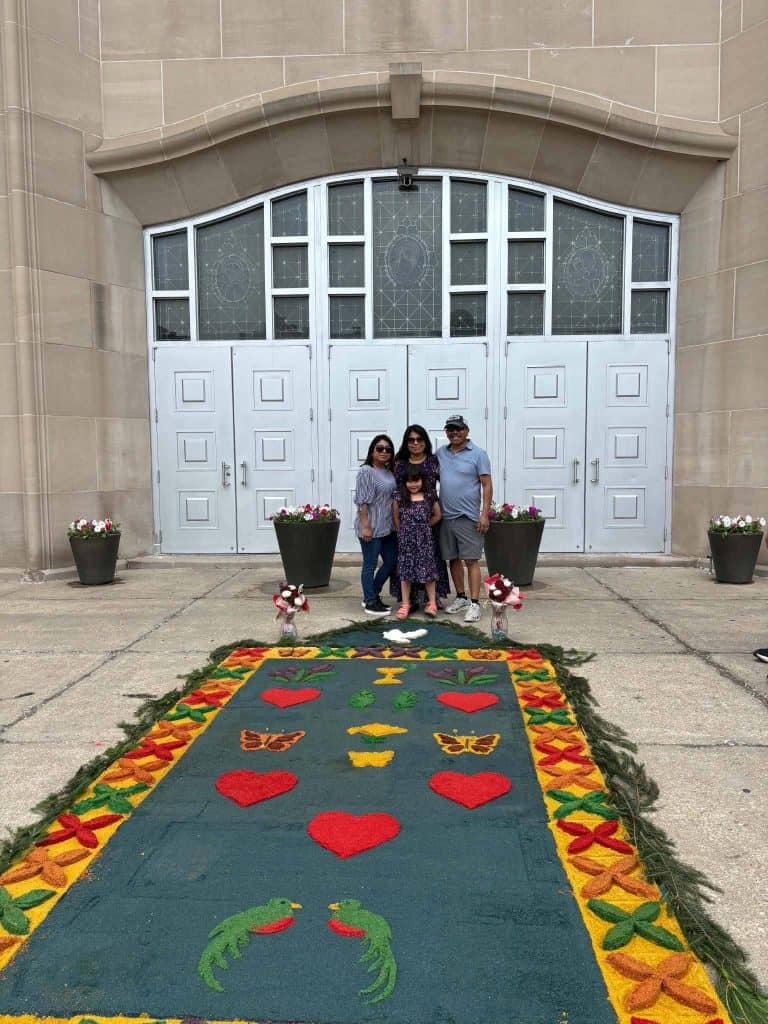 La familia Amézquita da los últimos toques y posa para la fotografía del recuerdo. Poco después de finalizar esta obra de amor y devoción, salió la procesión del Santísimo Sacramento de la parroquia Nuestra Señora de la Merced, en Aurora, Illinois.