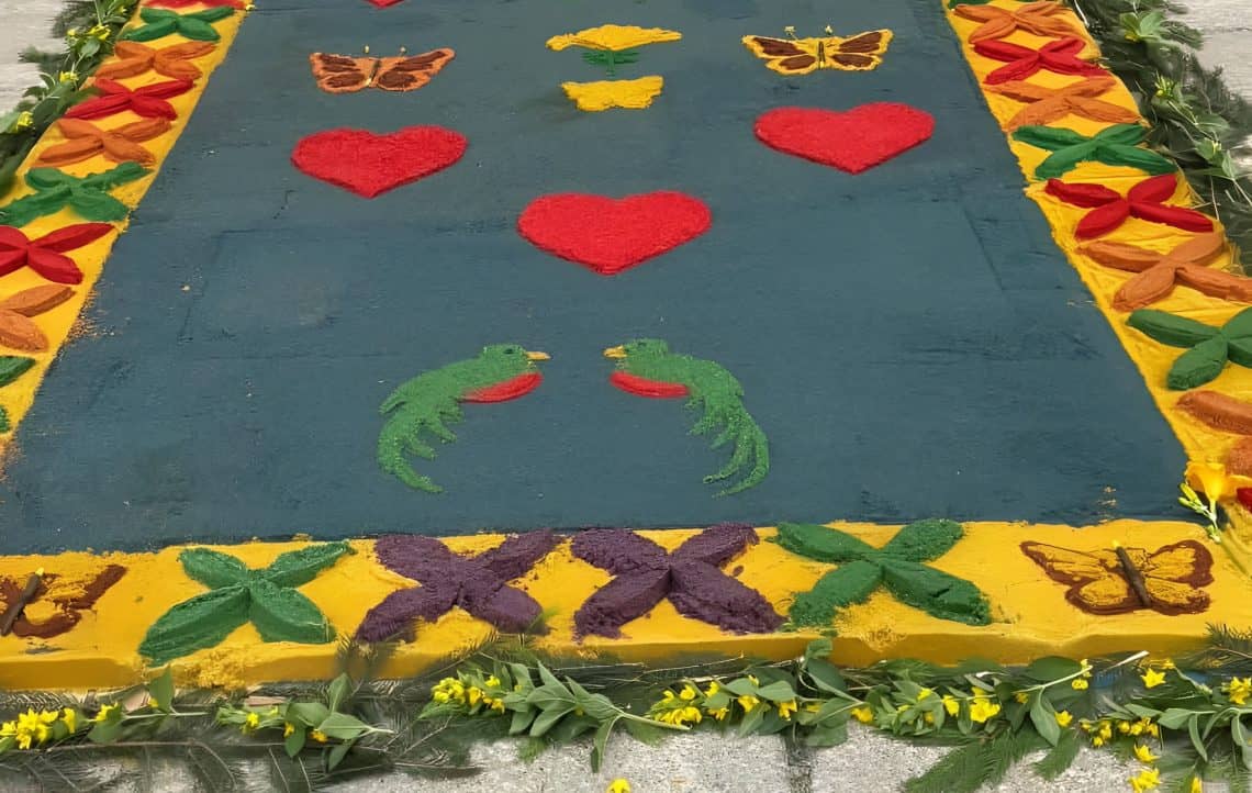Inconfundibles símbolos guatemaltecos: el quetzal, ave nacional de Guatemala y la alfombra, un ícono de la fe popular guatemalteca: en el sueño de Chicago, como una ofrenda al Cielo.