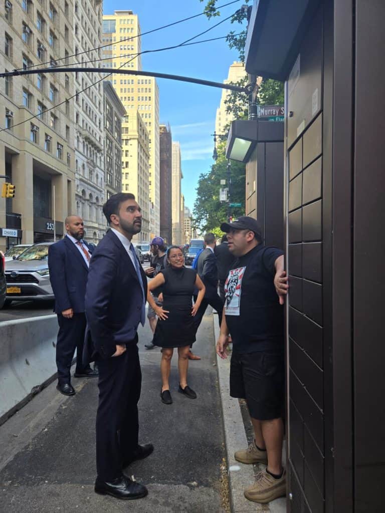 El líder laboral guatemalteco Gustavo Ajché explica al alcalde de Nueva York, Zohran Mamdani, los retos del trabajo deliverista y agradece la instalación del Deliverista Hub en el parque del City Hall de la ciudad.