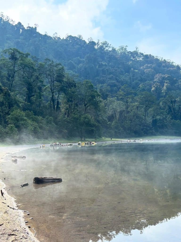 En cada mayo Jared Lemus viaja a Guatemala para ver más paisajes, conocer más lugares, conversar con más personas y encontrar algo más de sí mismo. Visita de 2025