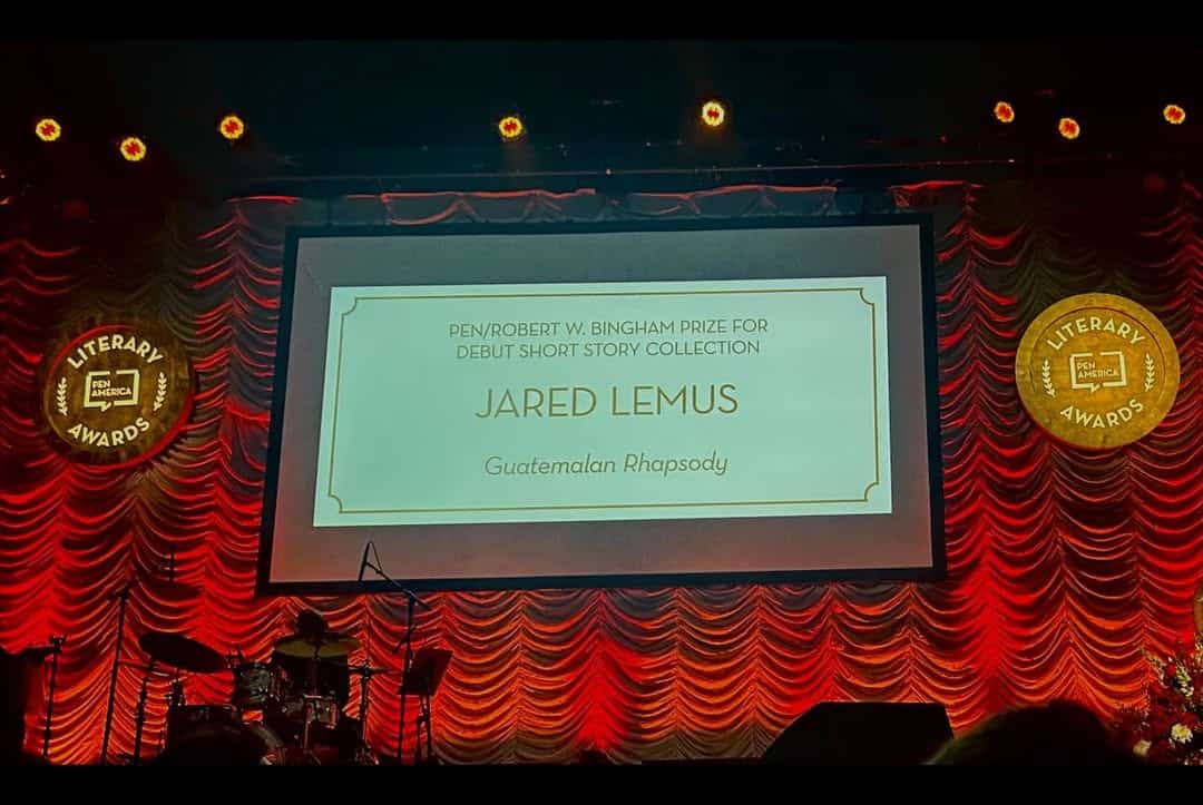 En el momento que se anunció el premio Pen America, Jared Lemus no lo podía creer. "Hasta que mi editor dijo ¡Yes! descubrí que era real", cuenta. Proyección del nombre del ganador en la gala de marzo 2026.