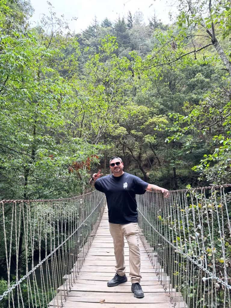 En cada mayo Jared Lemus viaja a Guatemala para ver más paisajes, conocer más lugares, conversar con más personas y encontrar algo más de sí mismo. Visita de 2025