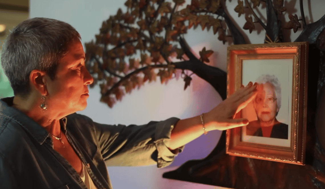 Fotograma del cortometraje Mi Niña, en el cual la escritora y psicóloga guatemalteca Laura Isabel Figueroa actúa y en el cual rinde homenaje a su mamá. Para verlo, clic en la imagen.