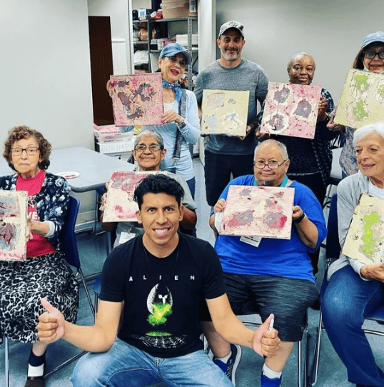 El artista guatemalteco René Soto imparte talleres de dibujo y pintura para todas las edades, con diversas modalidades para hacerlo una experiencia divertida.