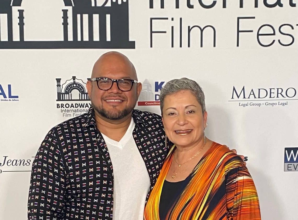 Laura Isabel Figueroa, escritora, motivadora y actriz junto al director y actor, también guatemalteco, Emanuel Loarca, con quien realizó el corto Mi Niña. Para verlo clic en la imagen.