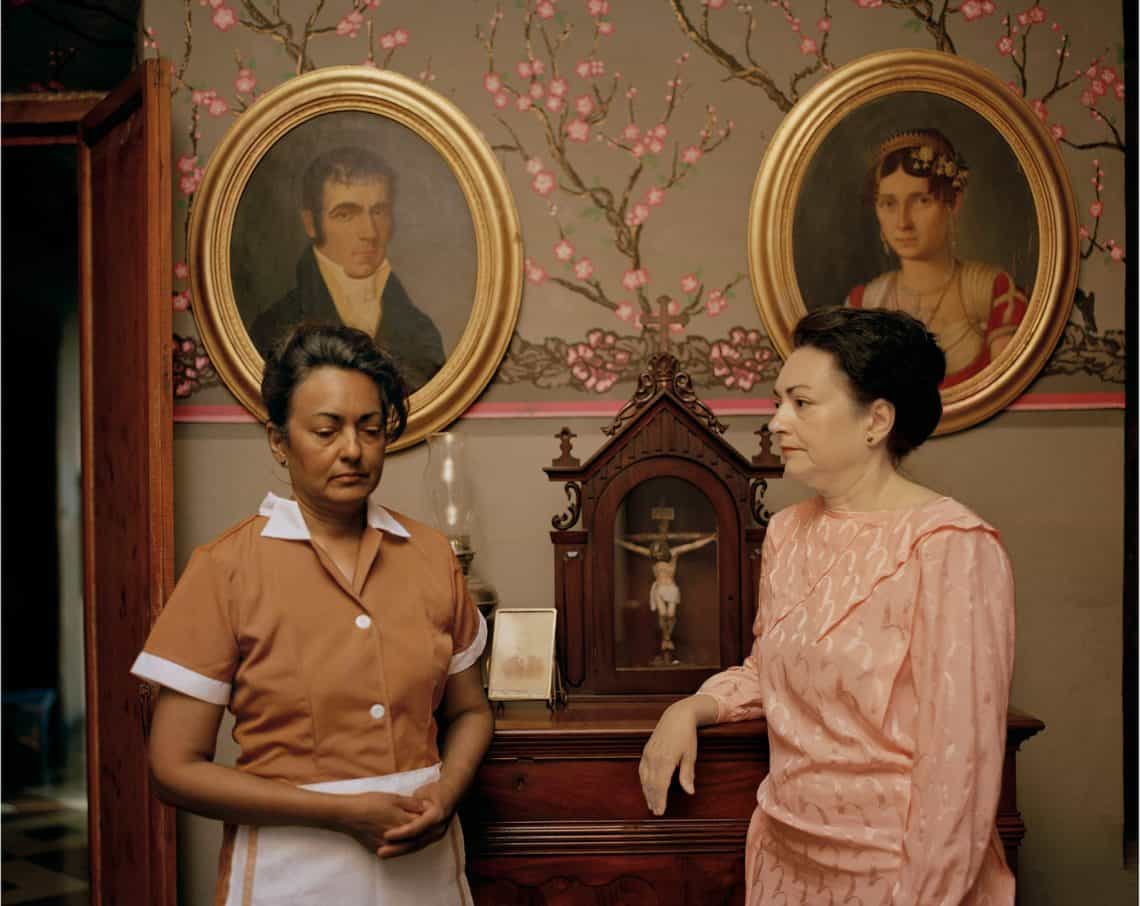 Las damas, obra fotográfica en la que se cuestiona la equidad y las escalas sociales, con un lenguaje sencillo y elocuente. Fotografía de Rachelle Mozman Solano, artista panameña en Brooklyn.