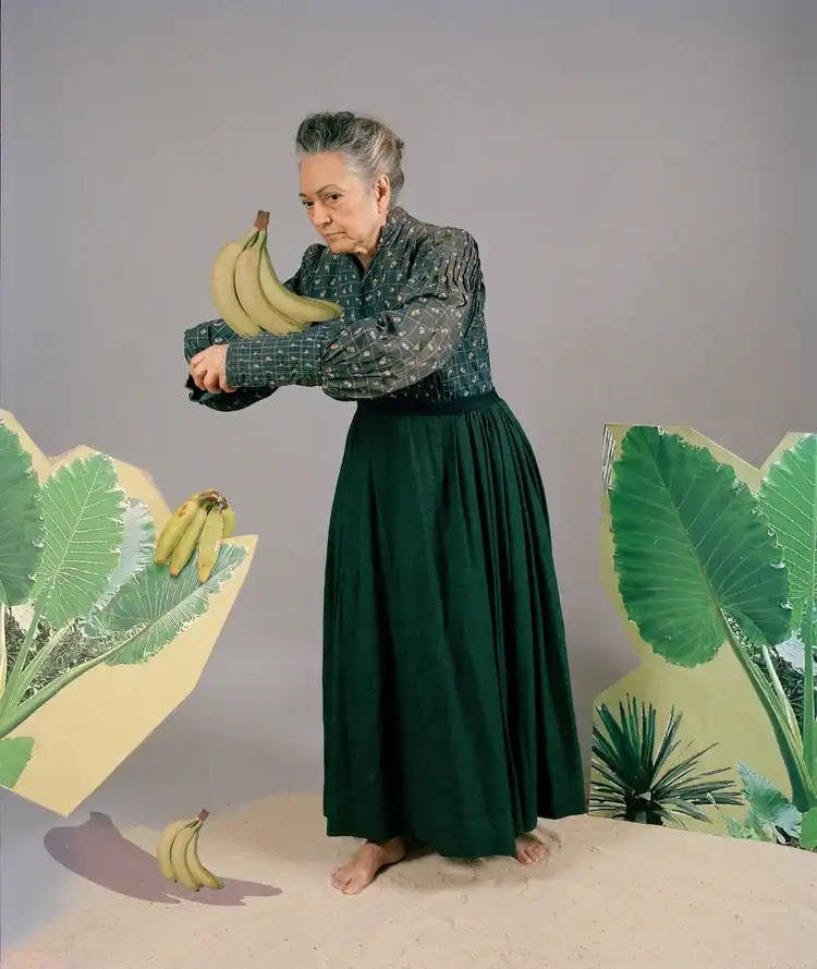 Las damas, obra fotográfica en la que se cuestiona la equidad y las escalas sociales, con un lenguaje sencillo y elocuente. Fotografía de Rachelle Mozman Solano, artista panameña en Brooklyn.