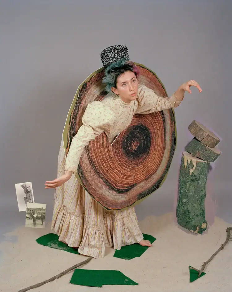 Las damas, obra fotográfica en la que se cuestiona la equidad y las escalas sociales, con un lenguaje sencillo y elocuente. Fotografía de Rachelle Mozman Solano, artista panameña en Brooklyn.