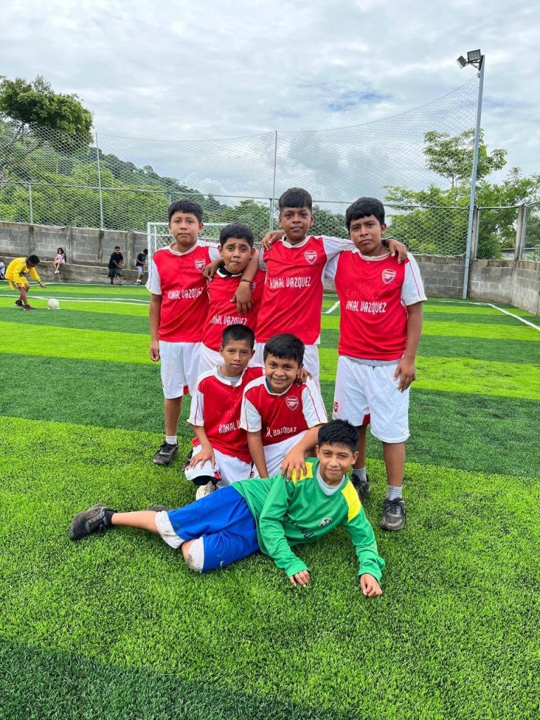 Aquí está el semillero de talentos para que un día Guatemala vaya a un mundial: Luis Ángel Barrientos, migrante guatemalteco en Houston, originario de aldea San MIguel, Comapa, Jutiapa. Equipos infantiles que se han formado en la cancha de grama sintética que mandó a construir.